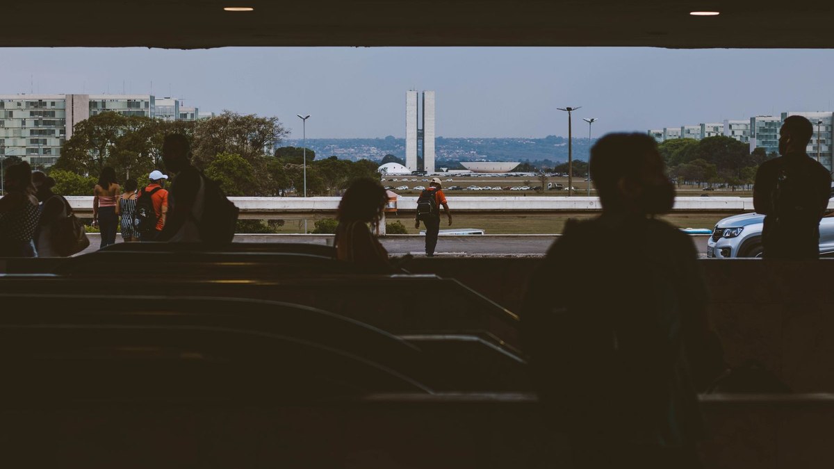 Pessoa caminhando em espaço urbano de Brasília, representando exploração da cidade vivida.