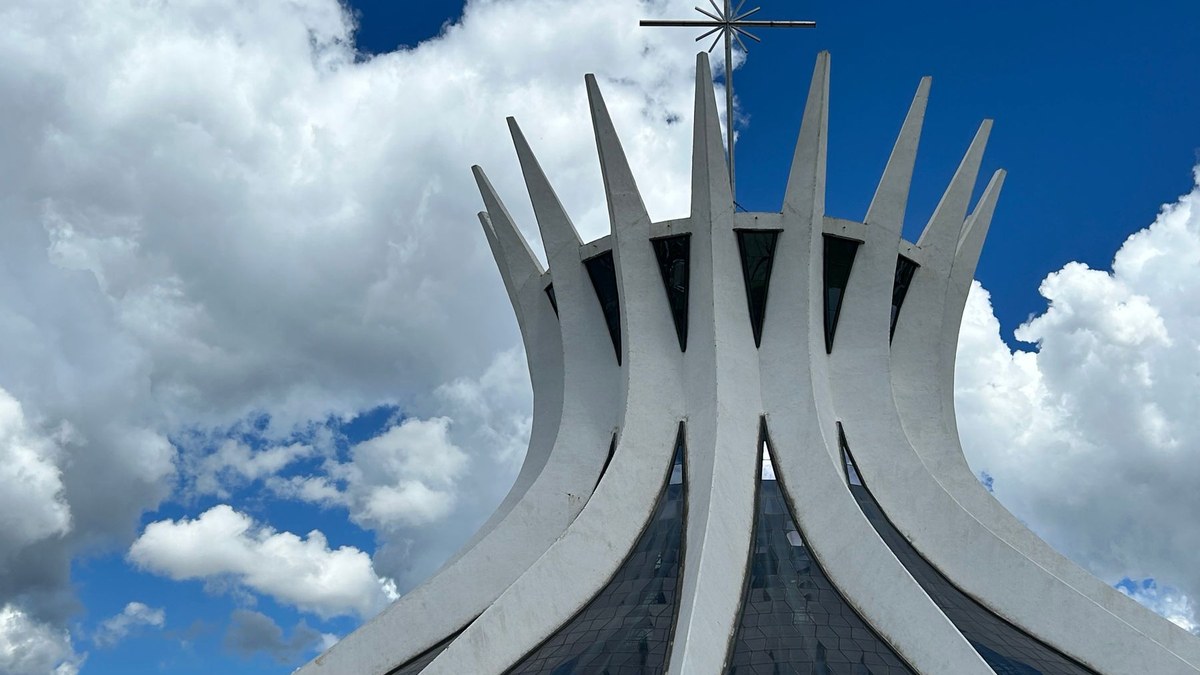 Catedral de Brasília em fotografia real para orientar recém-chegados pelos monumentos.