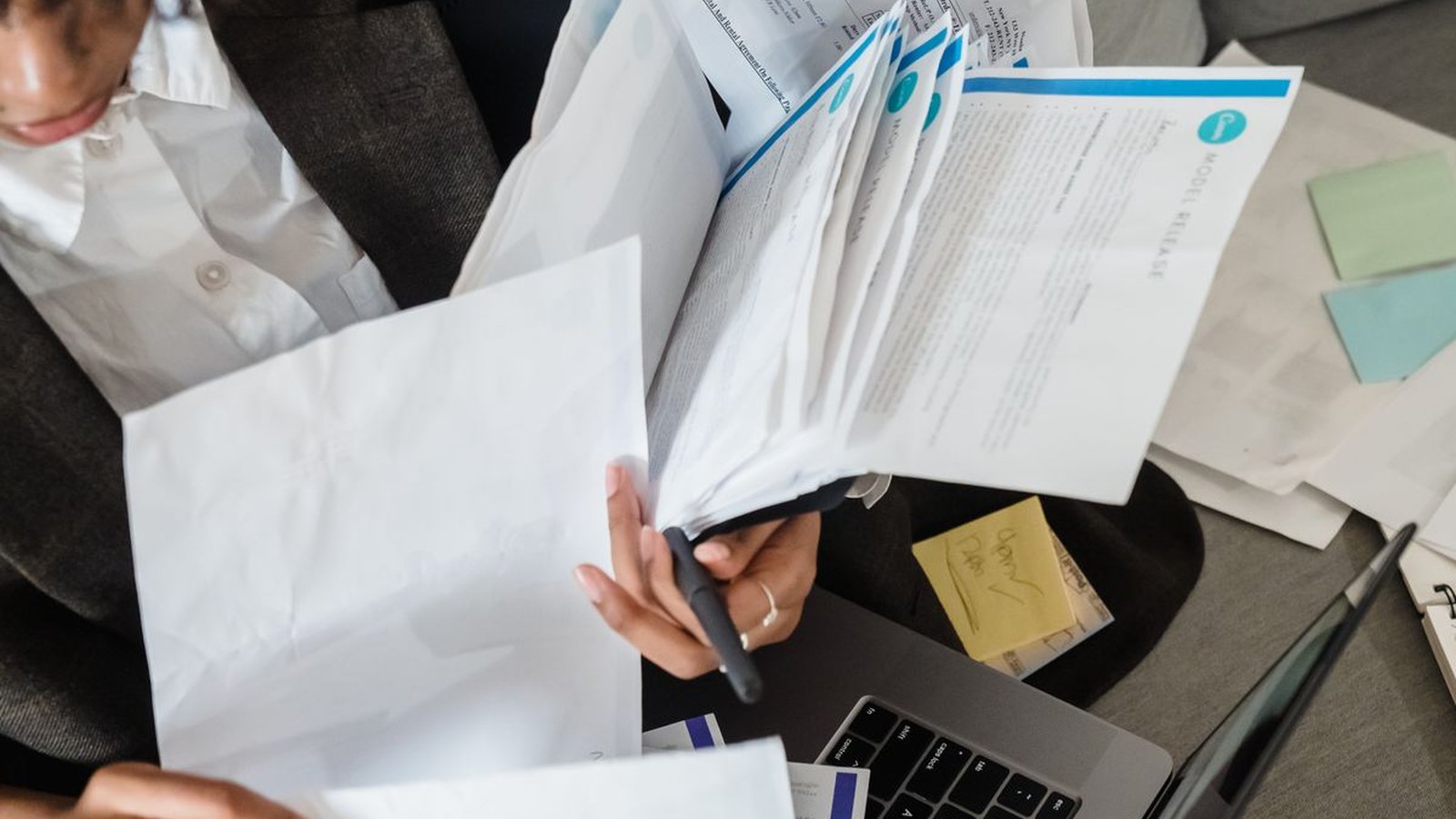 Pessoa em casa organizando papéis após a nomeação, preparando documentos e próximos passos.