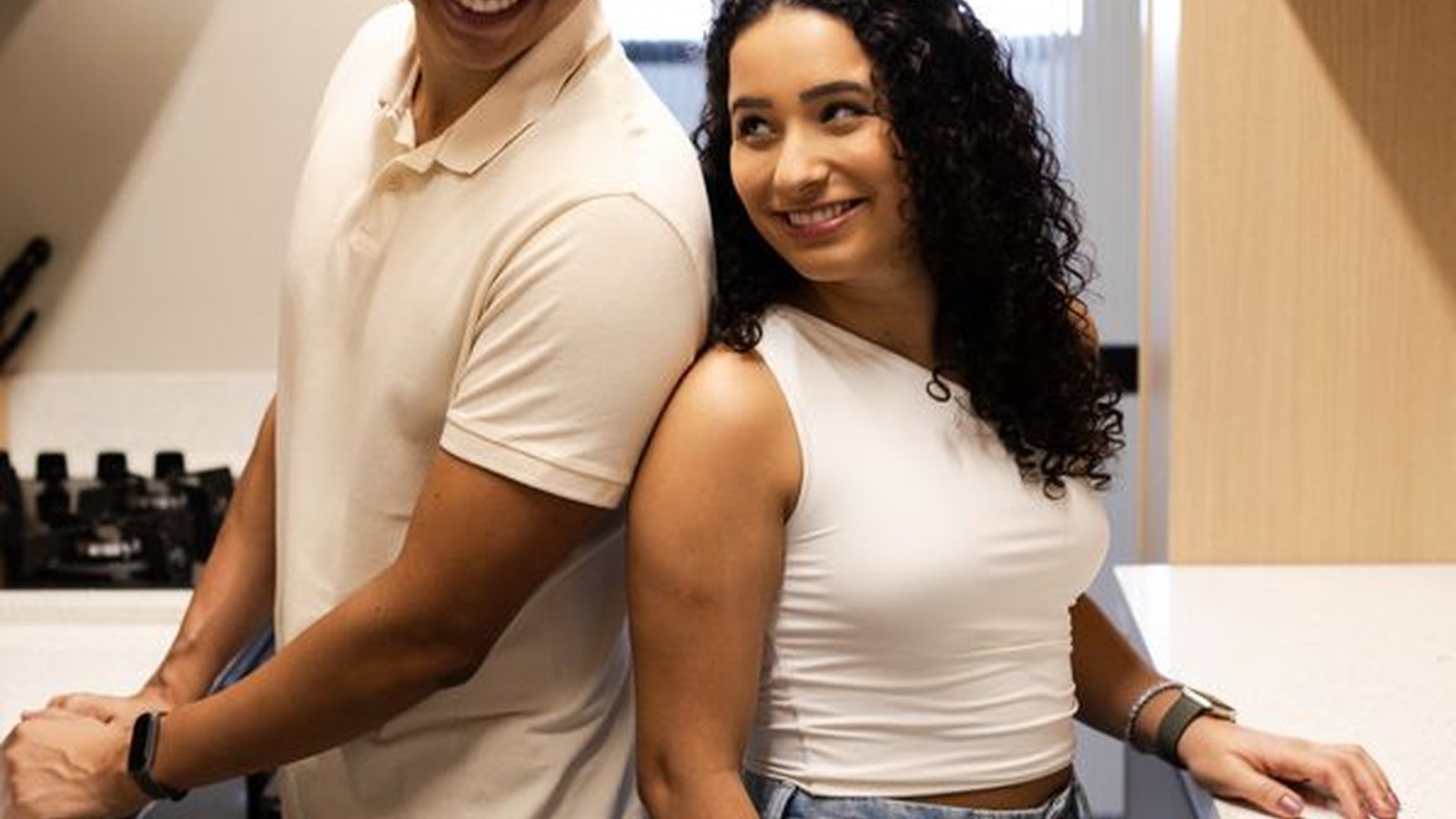 Casal brasileiro em casa, na cozinha, organizando a rotina familiar antes de escolher moradia em Brasília.