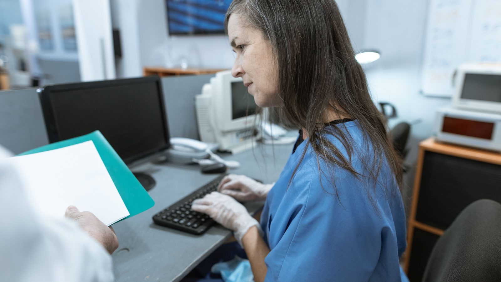 Recepção de uma unidade de saúde pública com pessoas aguardando atendimento.
